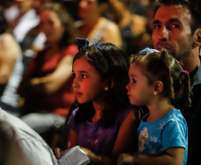 Noite de céu aberto, temperatura próxima a 30ºC e um filme na telona para todos assistirem de graça. O município de Marumbi, no Vale do Ivaí, foi o primeiro a receber o programa Cinema na Praça, uma iniciativa do Governo do Paraná e da Renault do Brasil, que propõe levar diversão e cultura para cidades pequenas que não possuem cinemas de rua ou em centros comerciais.