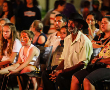 Noite de céu aberto, temperatura próxima a 30ºC e um filme na telona para todos assistirem de graça. O município de Marumbi, no Vale do Ivaí, foi o primeiro a receber o programa Cinema na Praça, uma iniciativa do Governo do Paraná e da Renault do Brasil, que propõe levar diversão e cultura para cidades pequenas que não possuem cinemas de rua ou em centros comerciais.