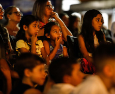 Noite de céu aberto, temperatura próxima a 30ºC e um filme na telona para todos assistirem de graça. O município de Marumbi, no Vale do Ivaí, foi o primeiro a receber o programa Cinema na Praça, uma iniciativa do Governo do Paraná e da Renault do Brasil, que propõe levar diversão e cultura para cidades pequenas que não possuem cinemas de rua ou em centros comerciais.