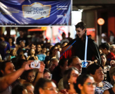 Noite de céu aberto, temperatura próxima a 30ºC e um filme na telona para todos assistirem de graça. O município de Marumbi, no Vale do Ivaí, foi o primeiro a receber o programa Cinema na Praça, uma iniciativa do Governo do Paraná e da Renault do Brasil, que propõe levar diversão e cultura para cidades pequenas que não possuem cinemas de rua ou em centros comerciais.