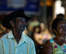 Noite de céu aberto, temperatura próxima a 30ºC e um filme na telona para todos assistirem de graça. O município de Marumbi, no Vale do Ivaí, foi o primeiro a receber o programa Cinema na Praça, uma iniciativa do Governo do Paraná e da Renault do Brasil, que propõe levar diversão e cultura para cidades pequenas que não possuem cinemas de rua ou em centros comerciais.