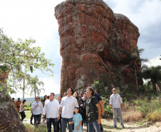 O governador Carlos Massa Ratinho Junior acompanha neste domingo (13) o Festival de Balonismo, que acontece no Parque Estadual de Vila Velha, em Ponta Grossa. Presente: prefeito de Ponta Grossa, Marcelo Rangel; secretário de Desenvolvimento Sustentável e Turismo, Márcio Nunes; Sandro Alex; entre outros.Ponta Grossa, 13-10-19.Foto: Arnaldo Alves / AEN.