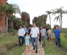 O governador Carlos Massa Ratinho Junior acompanha neste domingo (13) o Festival de Balonismo, que acontece no Parque Estadual de Vila Velha, em Ponta Grossa. Presente: prefeito de Ponta Grossa, Marcelo Rangel; secretário de Desenvolvimento Sustentável e Turismo, Márcio Nunes; Sandro Alex; entre outros.Ponta Grossa, 13-10-19.Foto: Arnaldo Alves / AEN.