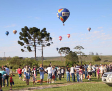 Quem foi até o Parque Estadual de Vila Velha neste domingo (13) viu um cenário diferente. Cerca de 10 balões de diversos tamanhos e formatos coloriram o céu na 1ª Revoada de Balões. 

O governador Carlos Massa Ratinho Junior prestigiou o evento e disse que o investimento no turismo ambiental é a tendência mundial.  Foto: Kaé/SEIL