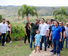 Quem foi até o Parque Estadual de Vila Velha neste domingo (13) viu um cenário diferente. Cerca de 10 balões de diversos tamanhos e formatos coloriram o céu na 1ª Revoada de Balões. 

O governador Carlos Massa Ratinho Junior prestigiou o evento e disse que o investimento no turismo ambiental é a tendência mundial. 