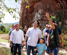 Quem foi até o Parque Estadual de Vila Velha neste domingo (13) viu um cenário diferente. Cerca de 10 balões de diversos tamanhos e formatos coloriram o céu na 1ª Revoada de Balões. 

O governador Carlos Massa Ratinho Junior prestigiou o evento e disse que o investimento no turismo ambiental é a tendência mundial. 
