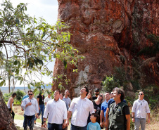 Quem foi até o Parque Estadual de Vila Velha neste domingo (13) viu um cenário diferente. Cerca de 10 balões de diversos tamanhos e formatos coloriram o céu na 1ª Revoada de Balões. 

O governador Carlos Massa Ratinho Junior prestigiou o evento e disse que o investimento no turismo ambiental é a tendência mundial. 
