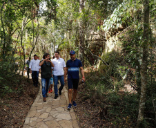 Quem foi até o Parque Estadual de Vila Velha neste domingo (13) viu um cenário diferente. Cerca de 10 balões de diversos tamanhos e formatos coloriram o céu na 1ª Revoada de Balões. 

O governador Carlos Massa Ratinho Junior prestigiou o evento e disse que o investimento no turismo ambiental é a tendência mundial. 