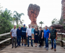 Quem foi até o Parque Estadual de Vila Velha neste domingo (13) viu um cenário diferente. Cerca de 10 balões de diversos tamanhos e formatos coloriram o céu na 1ª Revoada de Balões. 

O governador Carlos Massa Ratinho Junior prestigiou o evento e disse que o investimento no turismo ambiental é a tendência mundial. 