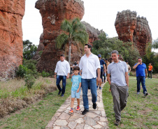 Quem foi até o Parque Estadual de Vila Velha neste domingo (13) viu um cenário diferente. Cerca de 10 balões de diversos tamanhos e formatos coloriram o céu na 1ª Revoada de Balões. 

O governador Carlos Massa Ratinho Junior prestigiou o evento e disse que o investimento no turismo ambiental é a tendência mundial. 