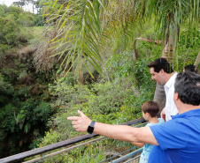 Quem foi até o Parque Estadual de Vila Velha neste domingo (13) viu um cenário diferente. Cerca de 10 balões de diversos tamanhos e formatos coloriram o céu na 1ª Revoada de Balões. 

O governador Carlos Massa Ratinho Junior prestigiou o evento e disse que o investimento no turismo ambiental é a tendência mundial. 