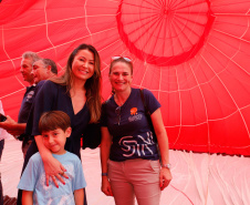 Quem foi até o Parque Estadual de Vila Velha neste domingo (13) viu um cenário diferente. Cerca de 10 balões de diversos tamanhos e formatos coloriram o céu na 1ª Revoada de Balões. 

O governador Carlos Massa Ratinho Junior prestigiou o evento e disse que o investimento no turismo ambiental é a tendência mundial. 