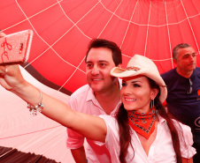 Quem foi até o Parque Estadual de Vila Velha neste domingo (13) viu um cenário diferente. Cerca de 10 balões de diversos tamanhos e formatos coloriram o céu na 1ª Revoada de Balões. 

O governador Carlos Massa Ratinho Junior prestigiou o evento e disse que o investimento no turismo ambiental é a tendência mundial. 