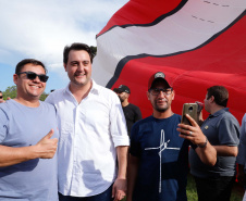 Quem foi até o Parque Estadual de Vila Velha neste domingo (13) viu um cenário diferente. Cerca de 10 balões de diversos tamanhos e formatos coloriram o céu na 1ª Revoada de Balões. 

O governador Carlos Massa Ratinho Junior prestigiou o evento e disse que o investimento no turismo ambiental é a tendência mundial. 