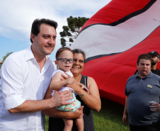 Quem foi até o Parque Estadual de Vila Velha neste domingo (13) viu um cenário diferente. Cerca de 10 balões de diversos tamanhos e formatos coloriram o céu na 1ª Revoada de Balões. 

O governador Carlos Massa Ratinho Junior prestigiou o evento e disse que o investimento no turismo ambiental é a tendência mundial. 