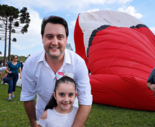 Quem foi até o Parque Estadual de Vila Velha neste domingo (13) viu um cenário diferente. Cerca de 10 balões de diversos tamanhos e formatos coloriram o céu na 1ª Revoada de Balões. 

O governador Carlos Massa Ratinho Junior prestigiou o evento e disse que o investimento no turismo ambiental é a tendência mundial. 