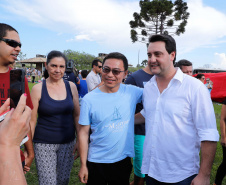 Quem foi até o Parque Estadual de Vila Velha neste domingo (13) viu um cenário diferente. Cerca de 10 balões de diversos tamanhos e formatos coloriram o céu na 1ª Revoada de Balões. 

O governador Carlos Massa Ratinho Junior prestigiou o evento e disse que o investimento no turismo ambiental é a tendência mundial. 
