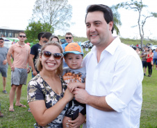 Quem foi até o Parque Estadual de Vila Velha neste domingo (13) viu um cenário diferente. Cerca de 10 balões de diversos tamanhos e formatos coloriram o céu na 1ª Revoada de Balões. 

O governador Carlos Massa Ratinho Junior prestigiou o evento e disse que o investimento no turismo ambiental é a tendência mundial. 