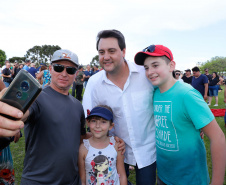 Quem foi até o Parque Estadual de Vila Velha neste domingo (13) viu um cenário diferente. Cerca de 10 balões de diversos tamanhos e formatos coloriram o céu na 1ª Revoada de Balões. 

O governador Carlos Massa Ratinho Junior prestigiou o evento e disse que o investimento no turismo ambiental é a tendência mundial. 