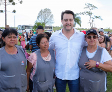 Quem foi até o Parque Estadual de Vila Velha neste domingo (13) viu um cenário diferente. Cerca de 10 balões de diversos tamanhos e formatos coloriram o céu na 1ª Revoada de Balões. 

O governador Carlos Massa Ratinho Junior prestigiou o evento e disse que o investimento no turismo ambiental é a tendência mundial. 