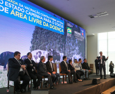 O governador Carlos Massa Ratinho Junior e a ministra da Agricultura, Pecuária e Abastecimento, Tereza Cristina, anunciam nesta terça-feira (15),  no Palácio Iguaçu, em Curitiba, a suspensão das campanhas de vacinação contra febre aftosa em rebanhos bovinos e de bufalinos no Paraná.  Curitiba, 14/10/2019 - Foto: Geraldo Bubniak/AEN