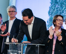 O governador Carlos Massa Ratinho Junior e a ministra da Agricultura, Pecuária e Abastecimento, Tereza Cristina, anunciam nesta terça-feira (15),  no Palácio Iguaçu, em Curitiba, a suspensão das campanhas de vacinação contra febre aftosa em rebanhos bovinos e de bufalinos no Paraná.  Curitiba, 14/10/2019 - Foto: Geraldo Bubniak/AEN