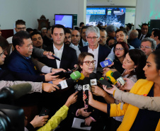 O Paraná deixará de vacinar os rebanhos de bovinos e bubalinos contra a febre aftosa a partir de 31 de outubro. A suspensão da vacinação foi autorizada por instrução normativa assinada nesta terça-feira (15) pela ministra da Agricultura, Pecuária e Abastecimento, Tereza Cristina, e o governador Carlos Massa Ratinho Junior, no Palácio Iguaçu.