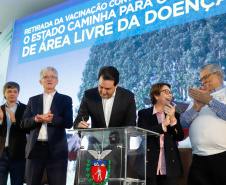 O Paraná deixará de vacinar os rebanhos de bovinos e bubalinos contra a febre aftosa a partir de 31 de outubro. A suspensão da vacinação foi autorizada por instrução normativa assinada nesta terça-feira (15) pela ministra da Agricultura, Pecuária e Abastecimento, Tereza Cristina, e o governador Carlos Massa Ratinho Junior, no Palácio Iguaçu.