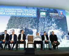 O Paraná deixará de vacinar os rebanhos de bovinos e bubalinos contra a febre aftosa a partir de 31 de outubro. A suspensão da vacinação foi autorizada por instrução normativa assinada nesta terça-feira (15) pela ministra da Agricultura, Pecuária e Abastecimento, Tereza Cristina, e o governador Carlos Massa Ratinho Junior, no Palácio Iguaçu.