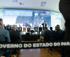 O Paraná deixará de vacinar os rebanhos de bovinos e bubalinos contra a febre aftosa a partir de 31 de outubro. A suspensão da vacinação foi autorizada por instrução normativa assinada nesta terça-feira (15) pela ministra da Agricultura, Pecuária e Abastecimento, Tereza Cristina, e o governador Carlos Massa Ratinho Junior, no Palácio Iguaçu.