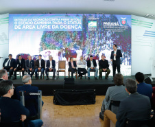 O Paraná deixará de vacinar os rebanhos de bovinos e bubalinos contra a febre aftosa a partir de 31 de outubro. A suspensão da vacinação foi autorizada por instrução normativa assinada nesta terça-feira (15) pela ministra da Agricultura, Pecuária e Abastecimento, Tereza Cristina, e o governador Carlos Massa Ratinho Junior, no Palácio Iguaçu.