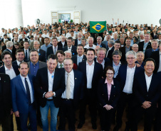 O Paraná deixará de vacinar os rebanhos de bovinos e bubalinos contra a febre aftosa a partir de 31 de outubro. A suspensão da vacinação foi autorizada por instrução normativa assinada nesta terça-feira (15) pela ministra da Agricultura, Pecuária e Abastecimento, Tereza Cristina, e o governador Carlos Massa Ratinho Junior, no Palácio Iguaçu.