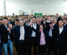 O Paraná deixará de vacinar os rebanhos de bovinos e bubalinos contra a febre aftosa a partir de 31 de outubro. A suspensão da vacinação foi autorizada por instrução normativa assinada nesta terça-feira (15) pela ministra da Agricultura, Pecuária e Abastecimento, Tereza Cristina, e o governador Carlos Massa Ratinho Junior, no Palácio Iguaçu.