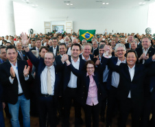 O Paraná deixará de vacinar os rebanhos de bovinos e bubalinos contra a febre aftosa a partir de 31 de outubro. A suspensão da vacinação foi autorizada por instrução normativa assinada nesta terça-feira (15) pela ministra da Agricultura, Pecuária e Abastecimento, Tereza Cristina, e o governador Carlos Massa Ratinho Junior, no Palácio Iguaçu.