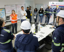A empresa pública Portos do Paraná, através de sua Diretoria de Meio Ambiente, promoveu nesta terça-feira (15) um simulado de atendimento a vazamento de óleo. A ação envolveu diversos departamentos do porto, autoridades e agentes ambientais. O objetivo foi aprimorar ainda mais o serviço, para que a contenção do óleo em caso de atendimento a uma situação real aconteça de forma coordenada, rápida e eficiente.