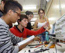 Quem deseja iniciar um curso técnico nas escolas estaduais do Paraná em 2020 tem até o dia 31 de outubro para se inscrever. Os cursos são gratuitos, têm certificação emitida pela Secretaria de Estado da Educação e do Esporte e envolvem diversos eixos, como Administração, Agropecuária, Enfermagem, Formação de Docentes, Informática, Química, Edificações, Eletromecânica, Design. Foto: Jaelson Lucas/AEN