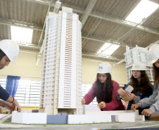 Quem deseja iniciar um curso técnico nas escolas estaduais do Paraná em 2020 tem até o dia 31 de outubro para se inscrever. Os cursos são gratuitos, têm certificação emitida pela Secretaria de Estado da Educação e do Esporte e envolvem diversos eixos, como Administração, Agropecuária, Enfermagem, Formação de Docentes, Informática, Química, Edificações, Eletromecânica, Design. Foto: Jaelson Lucas/AEN