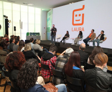 O Governo do Estado abriu espaço para novos empreendedores mostrarem seus negócios na Semana Paraná Inovador. Nesta quarta-feira (16), a rodada de apresentações Impacta Paraná - Inovação Social em Movimento levou para o Palácio Iguaçu pessoas que encontraram soluções que ajudam as pessoas nas áreas de saúde, meio ambiente e acessibilidade.Foto: Ari Dias/AEN