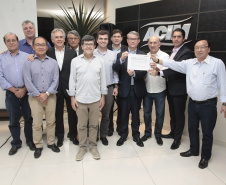 Empresas das áreas de agrotecnologia e tecnologias sustentáveis interessadas em se instalar no Parque Tecnológico de Maringá têm até 19 de dezembro para apresentar suas propostas ao Instituto de Tecnologia do Paraná (Tecpar). O novo prazo foi anunciado nesta quarta-feira (16) pelo diretor-presidente do instituto, Jorge Callado, durante reunião com empresários e lideranças da região, na sede da Associação Comercial e Empresarial de Maringá (Acim). Foto: ACIM Maringá.

