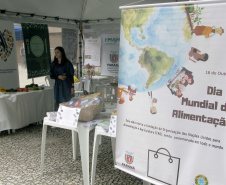 O Dia Mundial da Alimentação foi lembrado nesta quarta-feira (16), em Curitiba, com uma série de atividades no Calçadão da Rua XV de Novembro, no centro da cidade. Entre as várias barracas montadas para levar a população a refletir sobre o lema “Nossas ações são o nosso futuro”, estava a do Governo do Estado, com a presença do Departamento de Segurança Alimentar e Nutricional (Desan), da Secretaria de Estado da Agricultura, do Instituto Emater, da Ceasa, e do Iapar.Foto: Divulgação/SEAB