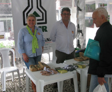 O Dia Mundial da Alimentação foi lembrado nesta quarta-feira (16), em Curitiba, com uma série de atividades no Calçadão da Rua XV de Novembro, no centro da cidade. Entre as várias barracas montadas para levar a população a refletir sobre o lema “Nossas ações são o nosso futuro”, estava a do Governo do Estado, com a presença do Departamento de Segurança Alimentar e Nutricional (Desan), da Secretaria de Estado da Agricultura, do Instituto Emater, da Ceasa, e do Iapar.Foto: Divulgação/SEAB