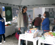 O Dia Mundial da Alimentação foi lembrado nesta quarta-feira (16), em Curitiba, com uma série de atividades no Calçadão da Rua XV de Novembro, no centro da cidade. Entre as várias barracas montadas para levar a população a refletir sobre o lema “Nossas ações são o nosso futuro”, estava a do Governo do Estado, com a presença do Departamento de Segurança Alimentar e Nutricional (Desan), da Secretaria de Estado da Agricultura, do Instituto Emater, da Ceasa, e do Iapar.Foto: Divulgação/SEAB