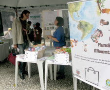 O Dia Mundial da Alimentação foi lembrado nesta quarta-feira (16), em Curitiba, com uma série de atividades no Calçadão da Rua XV de Novembro, no centro da cidade. Entre as várias barracas montadas para levar a população a refletir sobre o lema “Nossas ações são o nosso futuro”, estava a do Governo do Estado, com a presença do Departamento de Segurança Alimentar e Nutricional (Desan), da Secretaria de Estado da Agricultura, do Instituto Emater, da Ceasa, e do Iapar.Foto: Divulgação/SEAB