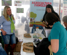 O Dia Mundial da Alimentação foi lembrado nesta quarta-feira (16), em Curitiba, com uma série de atividades no Calçadão da Rua XV de Novembro, no centro da cidade. Entre as várias barracas montadas para levar a população a refletir sobre o lema “Nossas ações são o nosso futuro”, estava a do Governo do Estado, com a presença do Departamento de Segurança Alimentar e Nutricional (Desan), da Secretaria de Estado da Agricultura, do Instituto Emater, da Ceasa, e do Iapar.Foto: Divulgação/SEAB
