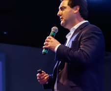 As medidas do Governo que contribuem para o Paraná atrair investimentos e apresentar desempenho positivo em indicadores como o crescimento da produção industrial e a abertura de empregos, foram tema da palestra do governador Carlos Massa Ratinho Junior, nesta quarta-feira (16), para empresários de Londrina e região.