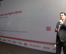 A aplicação de inovações na área da agricultura passou a ser um desafio constante tanto para quem produz máquinas e equipamentos para quem vai utilizá-los no campo. O objetivo estará sempre voltado para aumentar a produtividade, mas sem perder o foco da sustentabilidade.

Essa foi uma das mensagens do diretor da Case New Holand Industrial, Sergio Soares, durante palestra na Semana Paraná Inovador, promovida pelo Governo do Estado e que acontece no Palácio Iguaçu. Foto: Ari Dias/AEN