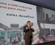 A aplicação de inovações na área da agricultura passou a ser um desafio constante tanto para quem produz máquinas e equipamentos para quem vai utilizá-los no campo. O objetivo estará sempre voltado para aumentar a produtividade, mas sem perder o foco da sustentabilidade.

Essa foi uma das mensagens do diretor da Case New Holand Industrial, Sergio Soares, durante palestra na Semana Paraná Inovador, promovida pelo Governo do Estado e que acontece no Palácio Iguaçu. Foto: Ari Dias/AEN
