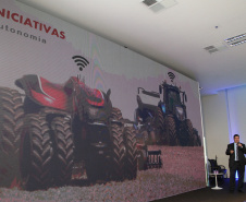 A aplicação de inovações na área da agricultura passou a ser um desafio constante tanto para quem produz máquinas e equipamentos para quem vai utilizá-los no campo. O objetivo estará sempre voltado para aumentar a produtividade, mas sem perder o foco da sustentabilidade.

Essa foi uma das mensagens do diretor da Case New Holand Industrial, Sergio Soares, durante palestra na Semana Paraná Inovador, promovida pelo Governo do Estado e que acontece no Palácio Iguaçu. Foto: Ari Dias/AEN
