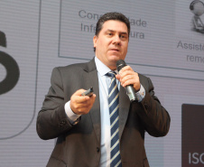A aplicação de inovações na área da agricultura passou a ser um desafio constante tanto para quem produz máquinas e equipamentos para quem vai utilizá-los no campo. O objetivo estará sempre voltado para aumentar a produtividade, mas sem perder o foco da sustentabilidade.

Essa foi uma das mensagens do diretor da Case New Holand Industrial, Sergio Soares, durante palestra na Semana Paraná Inovador, promovida pelo Governo do Estado e que acontece no Palácio Iguaçu. Foto: Ari Dias/AEN