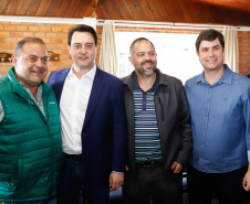 O governador Carlos Massa Ratinho Junior esteve nesta quinta-feira (17) na Agropec, nova feira agrotécnica de Guarapuava, na região central do Estado. No encontro com produtores, na abertura do evento, o governador destacou o fim da vacinação contra a febre aftosa no Paraná e disse que a região Centro-Sul será beneficiada pela medida.